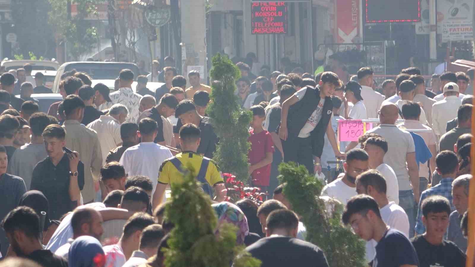 Van’da çarşı pazarda Kurban Bayramı yoğunluğu