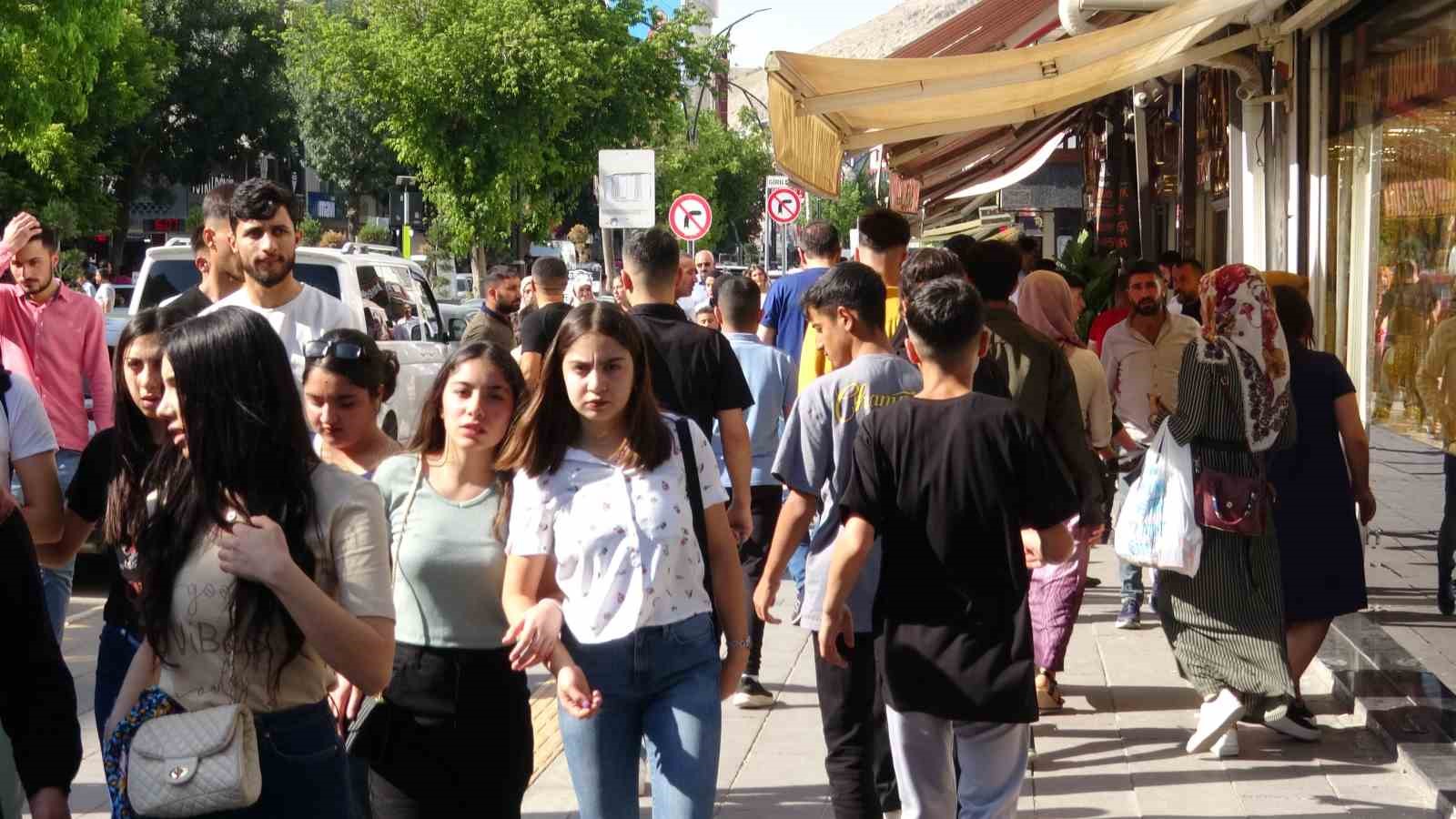 Van’da çarşı pazarda Kurban Bayramı yoğunluğu