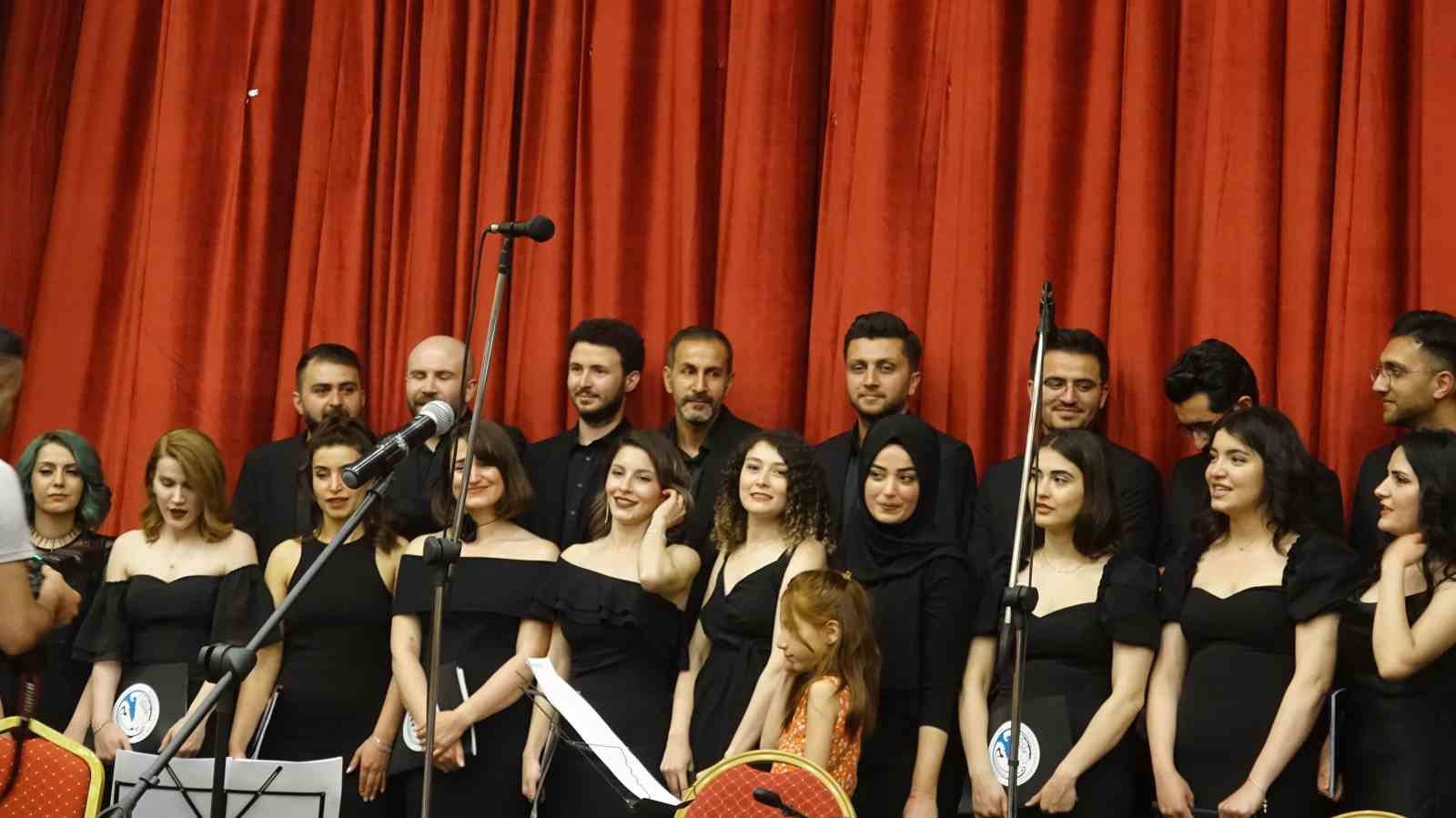 Depremde hayatını kaybedenlerin anısına konser