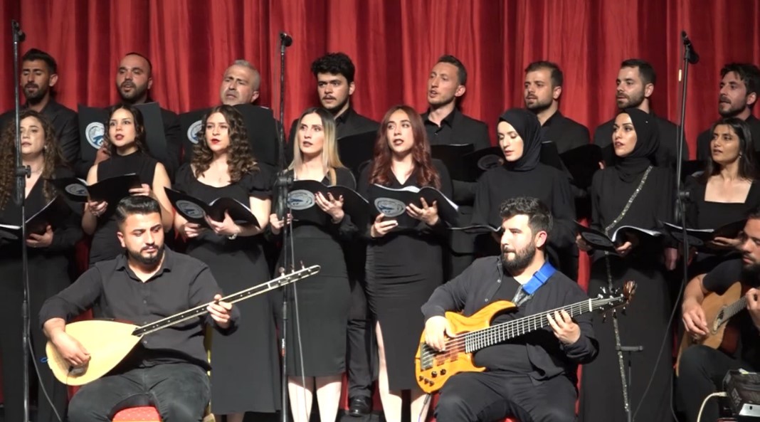 Depremde hayatını kaybedenlerin anısına konser