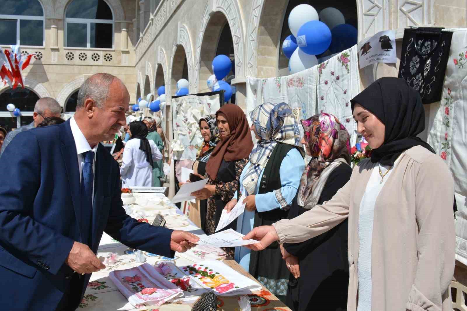 Tuşba’da ‘Yılsonu Sergi ve Sertifika’ töreni