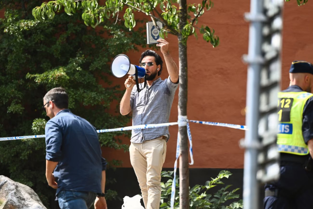 İsveç'te cami önünde Kur'an-ı Kerim yakan provokatöre taş atmak isteyen şahsa polis müdahale etti