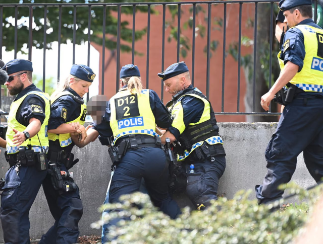 İsveç'te cami önünde Kur'an-ı Kerim yakan provokatöre taş atmak isteyen şahsa polis müdahale etti