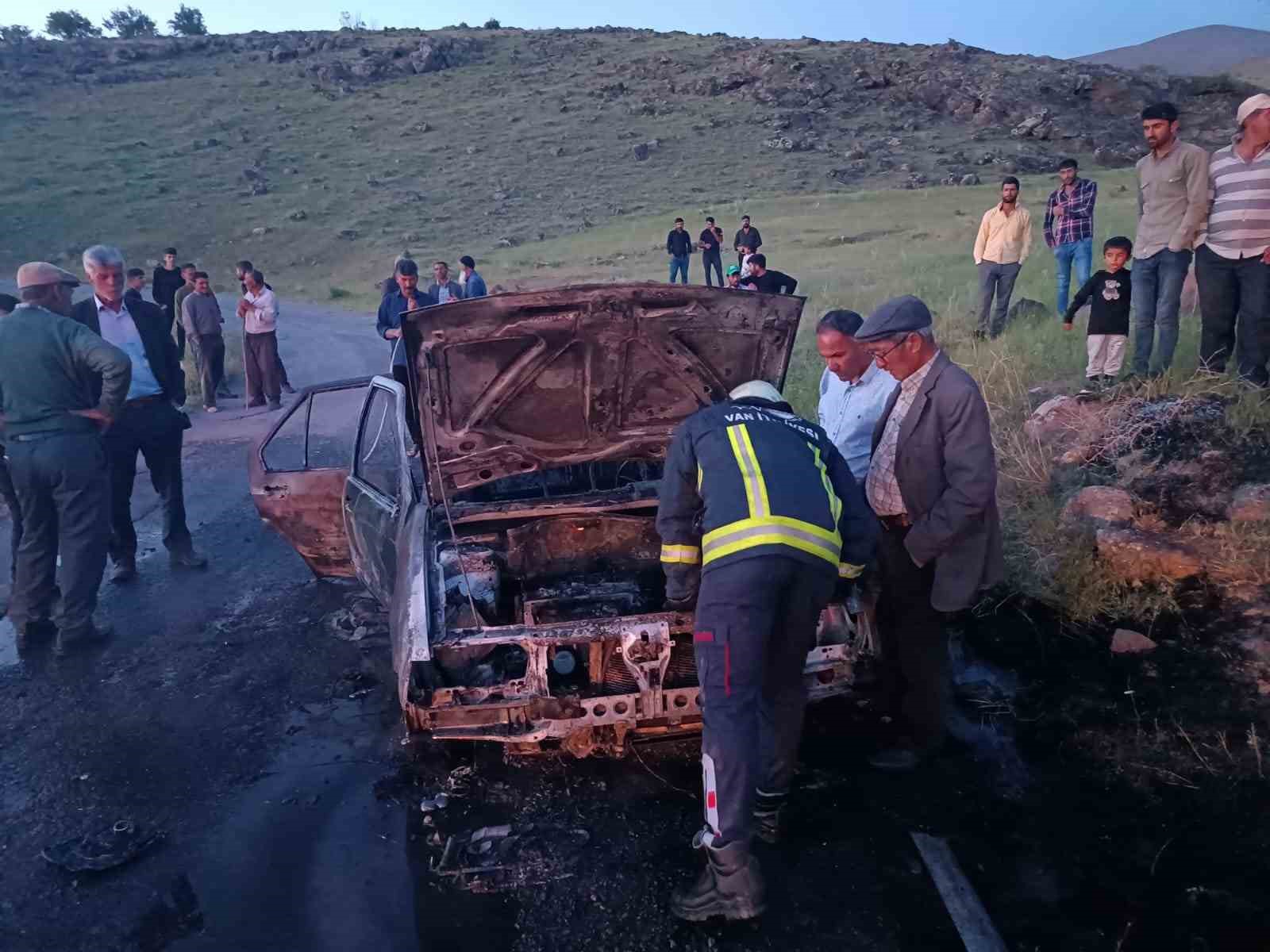 Seyir halindeki otomobil alev alev yandı