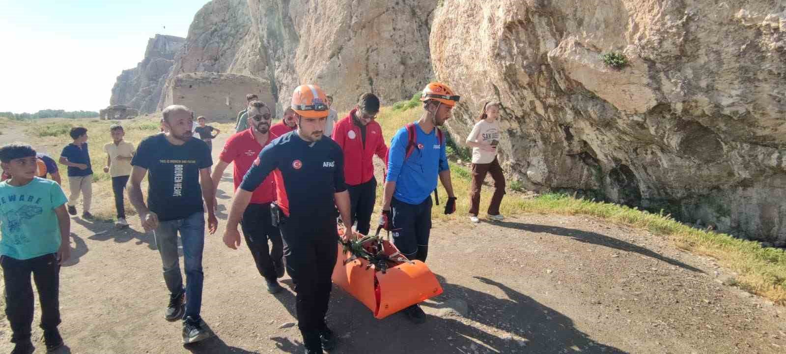 Van Kalesi’nden düşüp ayağı kırıldı, ekipler tarafından kurtarıldı