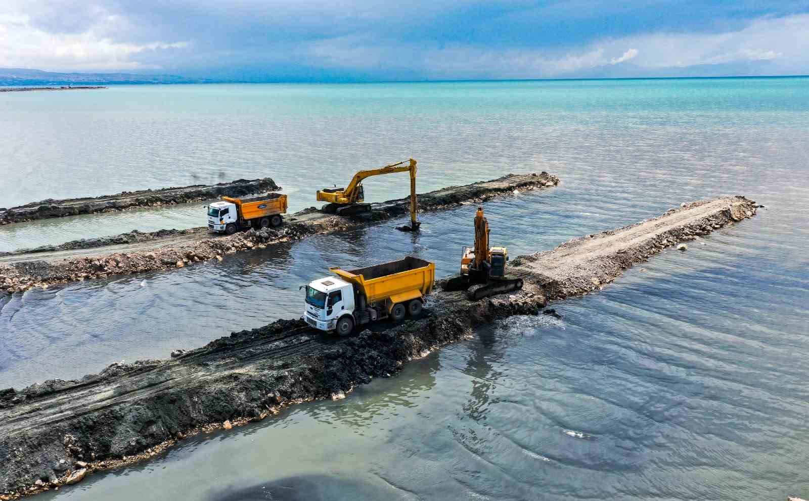 Van Gölü’nden 2 milyon 700 bin metreküp çamur çıkartılacak