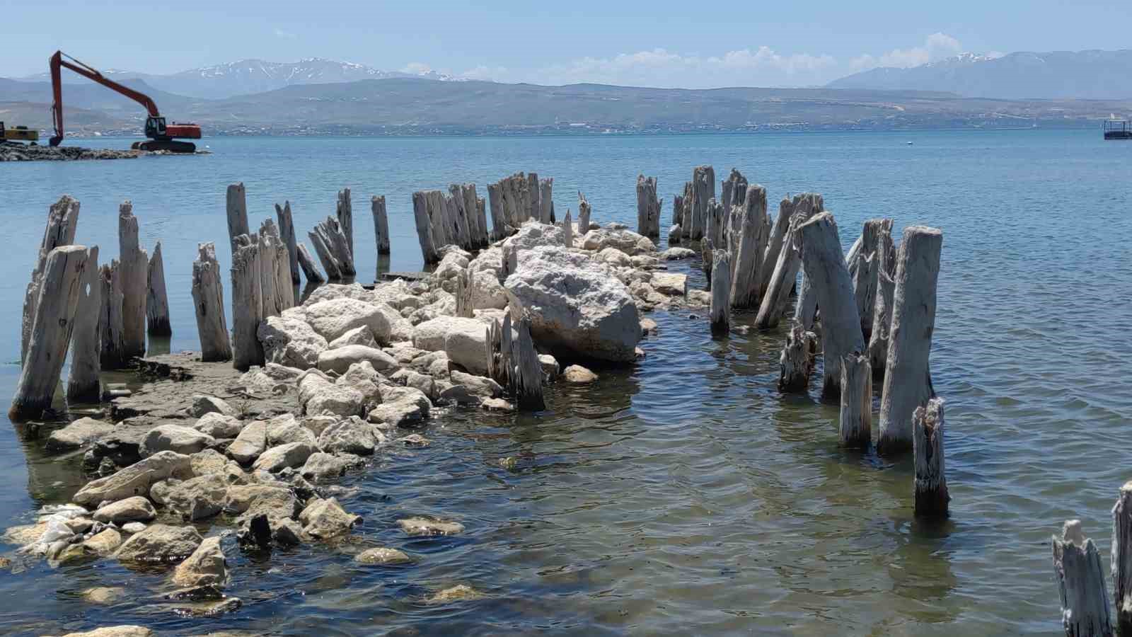 Van Gölü’nde balçık temizliği sonrası 100 yıllık iskele tamamen ortaya çıktı