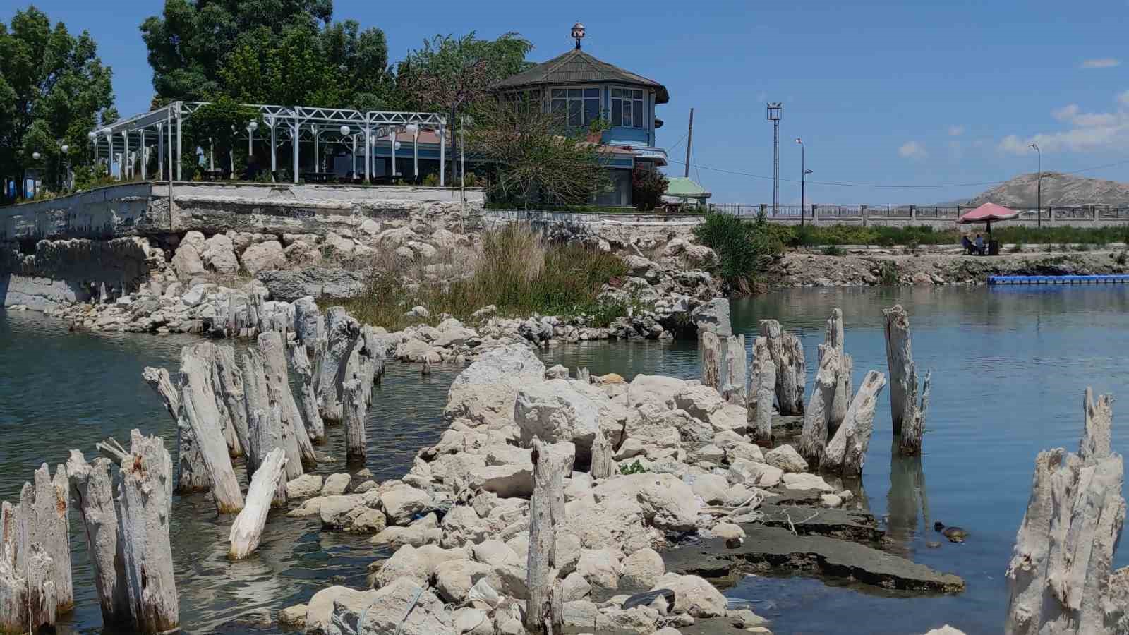 Van Gölü’nde balçık temizliği sonrası 100 yıllık iskele tamamen ortaya çıktı