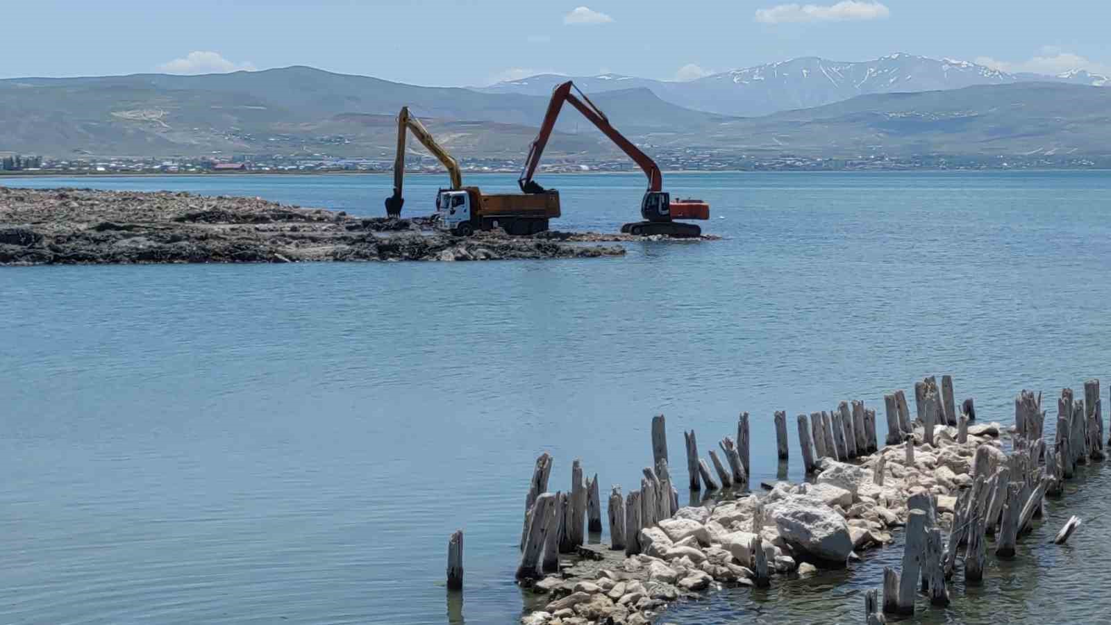 Van Gölü’nde balçık temizliği sonrası 100 yıllık iskele tamamen ortaya çıktı