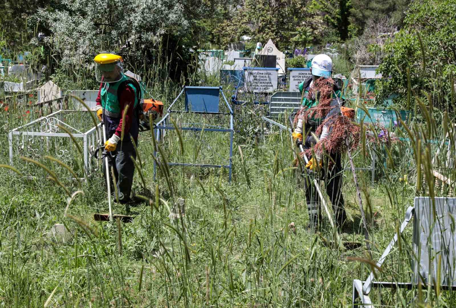 Van Büyükşehir’den mezarlıklarda bakım ve temizlik çalışması