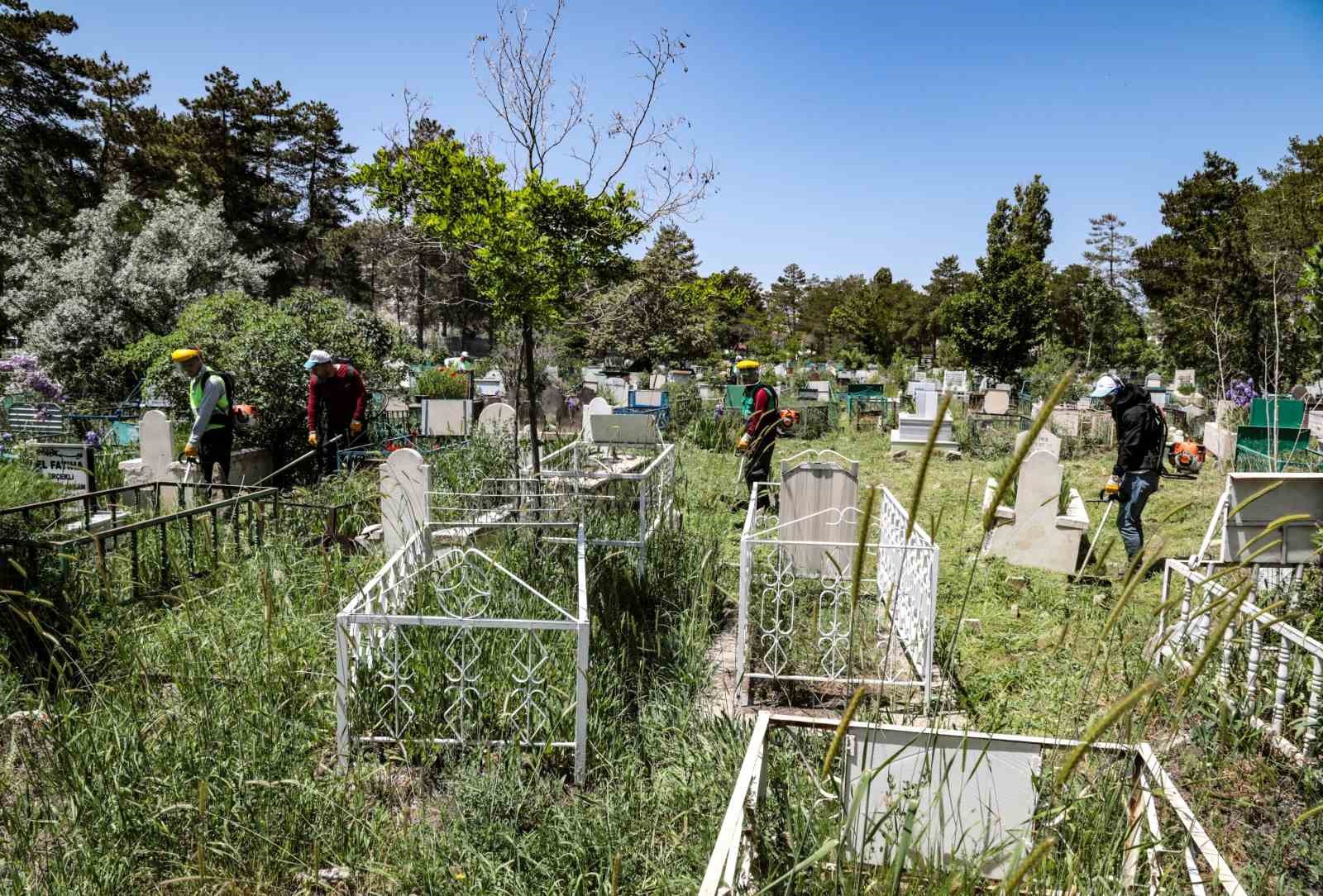 Van Büyükşehir’den mezarlıklarda bakım ve temizlik çalışması