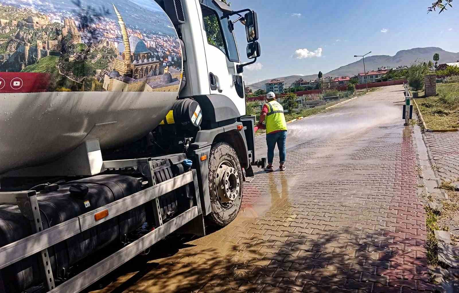 Kurban Bayramı öncesi mezarlıklarda sıkı temizlik