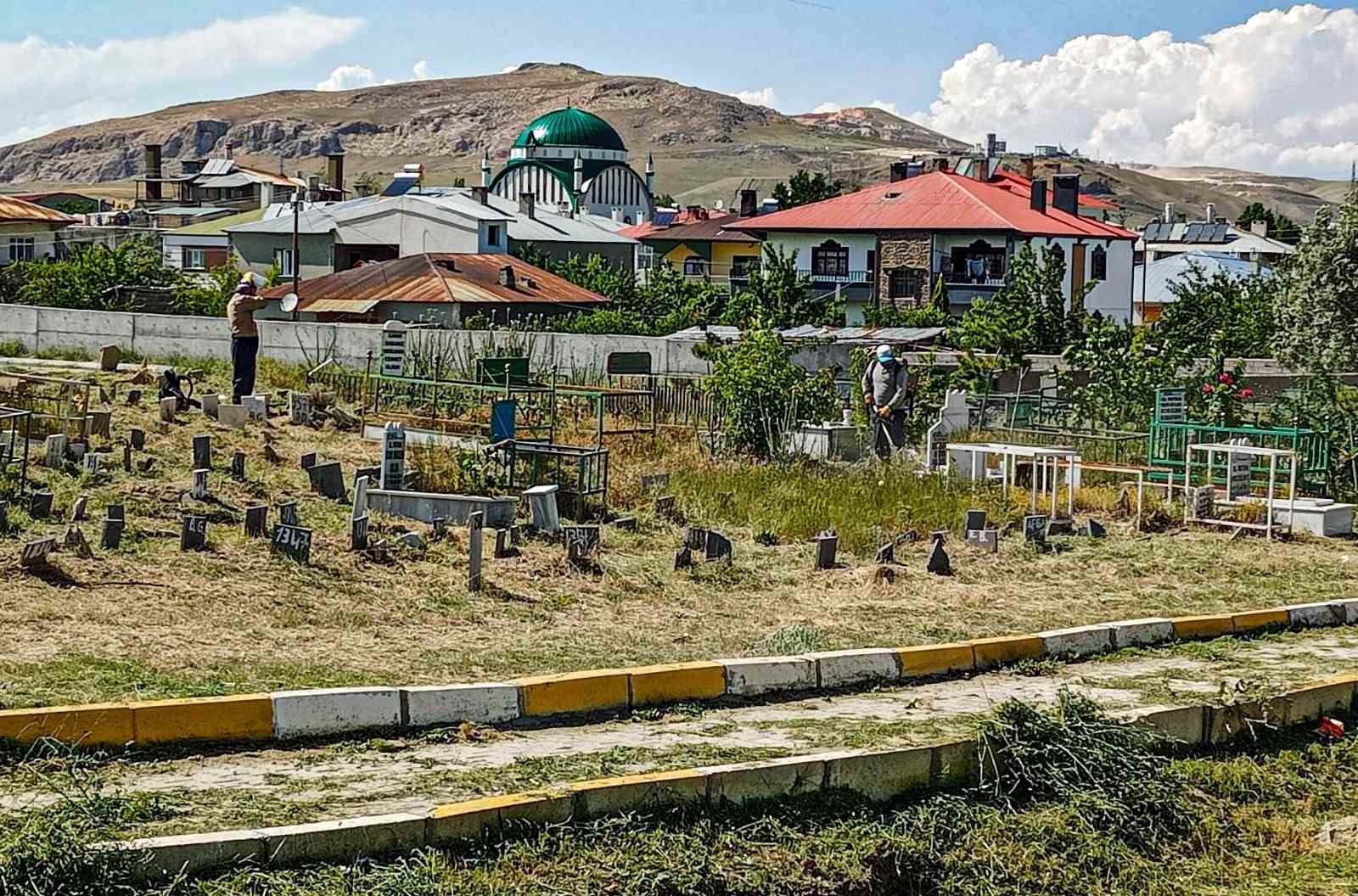 Kurban Bayramı öncesi mezarlıklarda sıkı temizlik