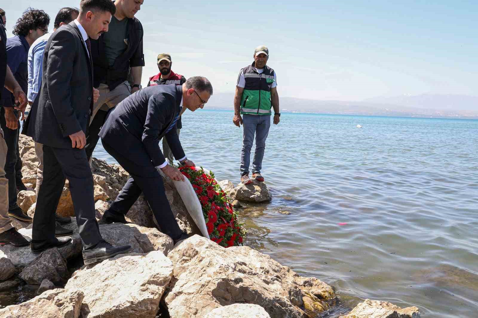 Depremde hayatını kaybedenler anısına Van Gölü’ne çelenk bırakıldı