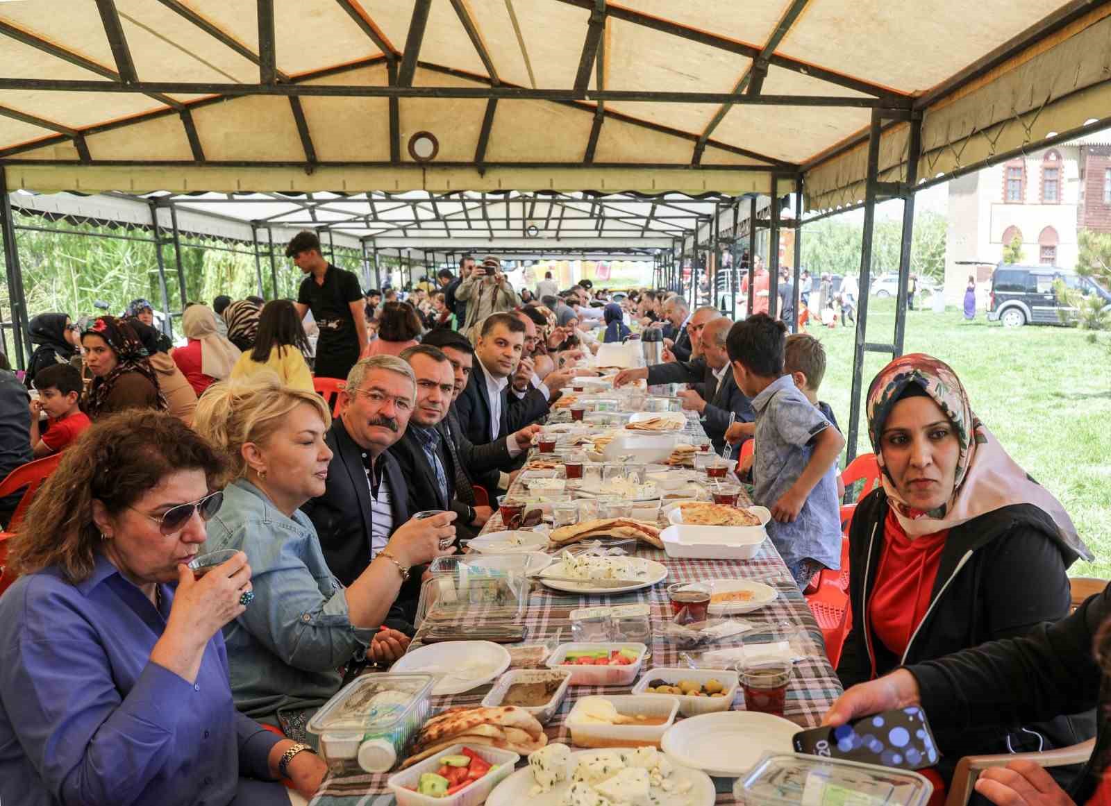 Vanlılar Dünya Kahvaltı Günü’nde bir araya geldi