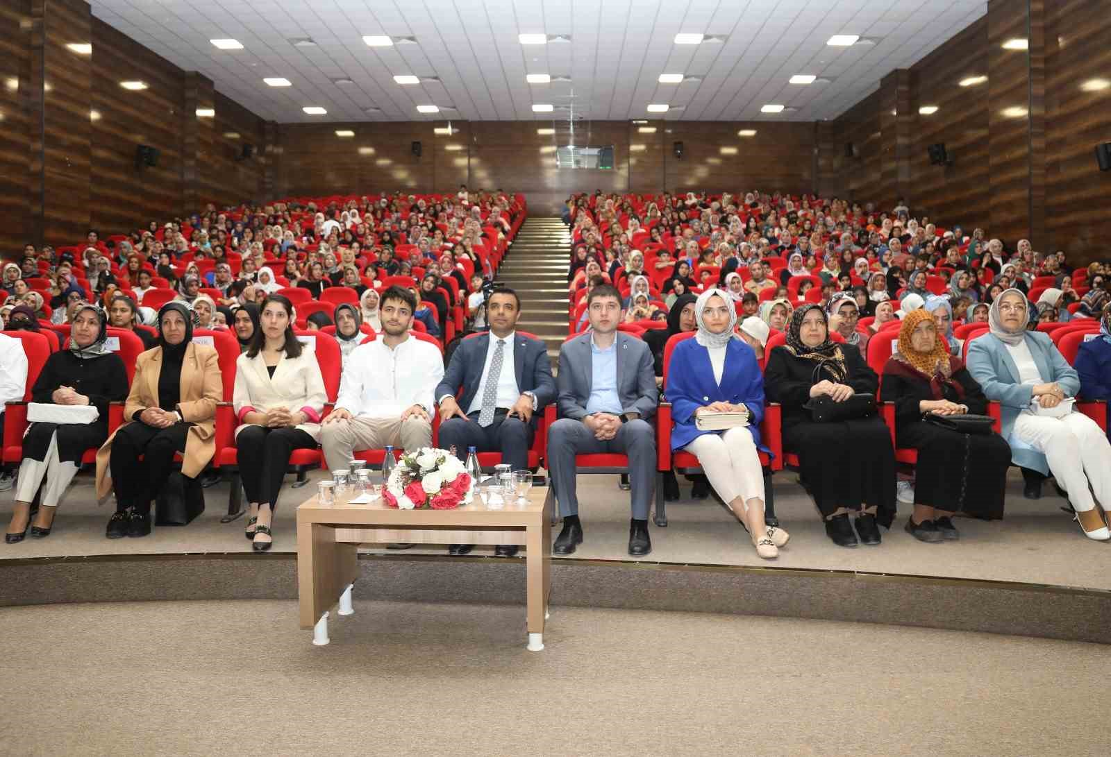 Van’da ‘Toplumun Temeli Aile’ semineri düzenlendi