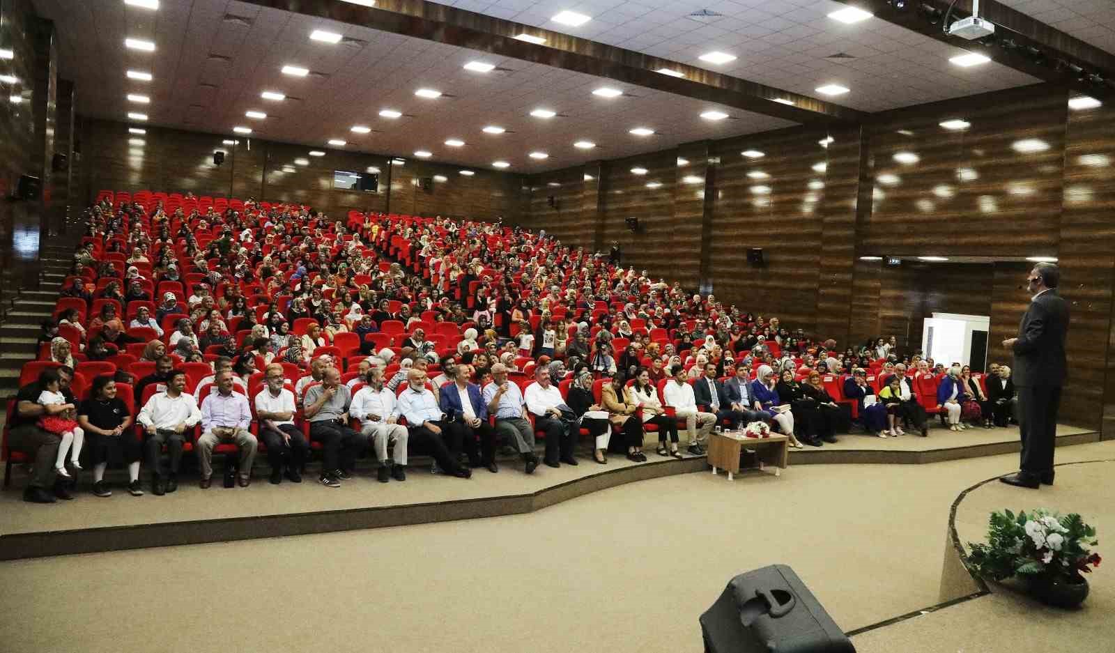 Van’da ‘Toplumun Temeli Aile’ semineri düzenlendi