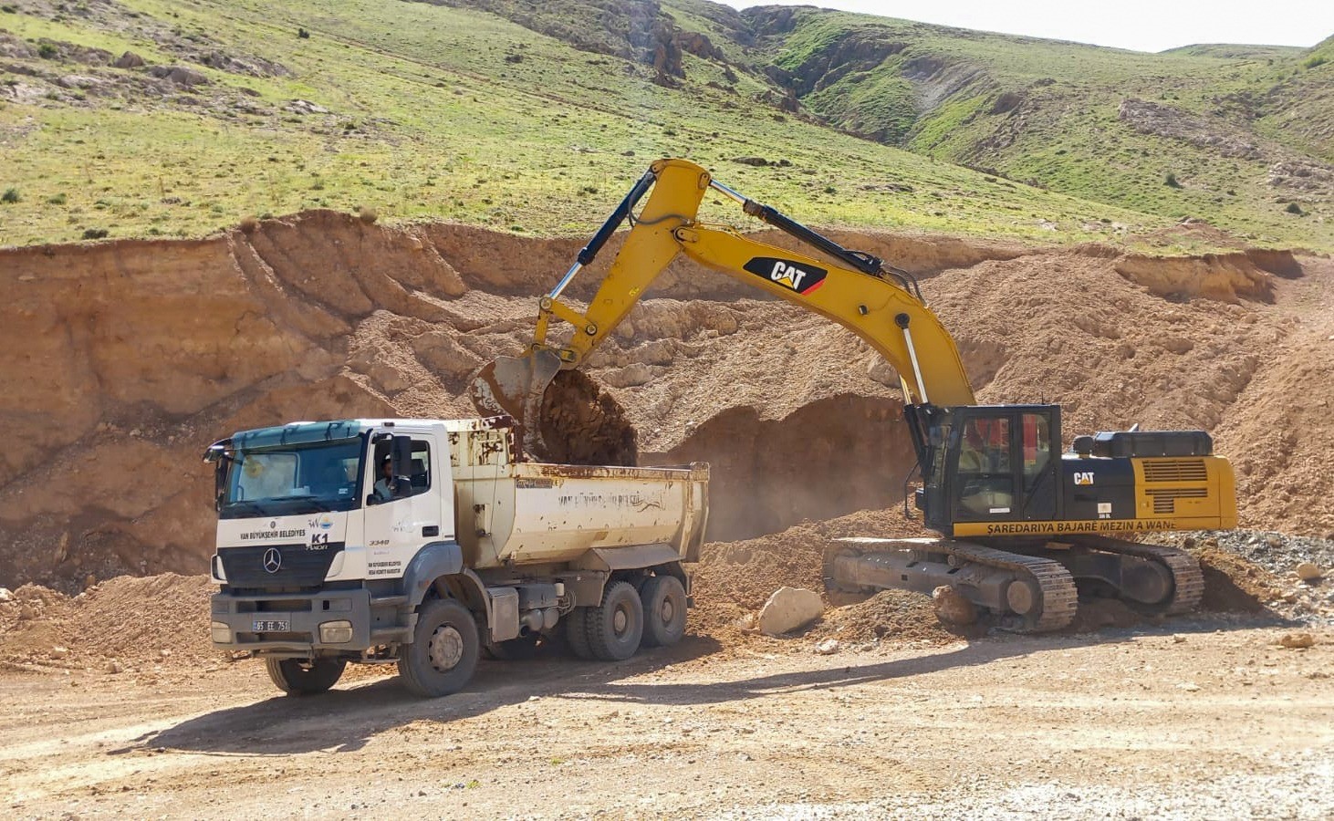 Van Büyükşehir Belediyesinden arazi yolu çalışması