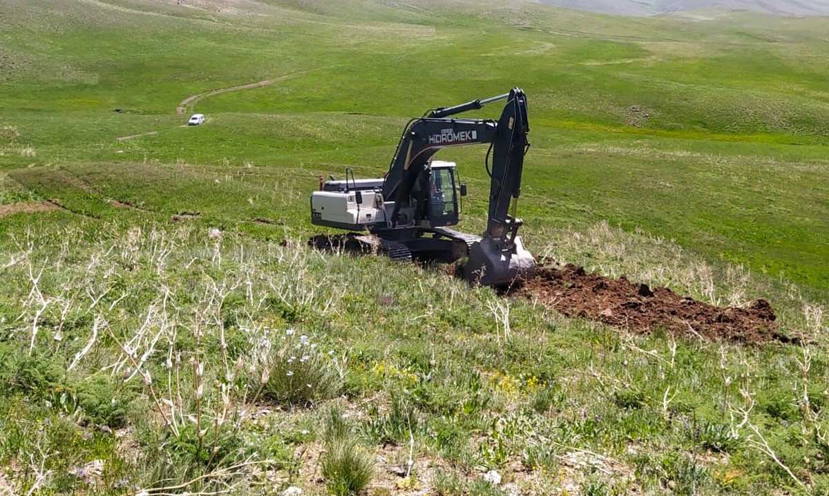 Van Büyükşehir Belediyesinden arazi yolu çalışması