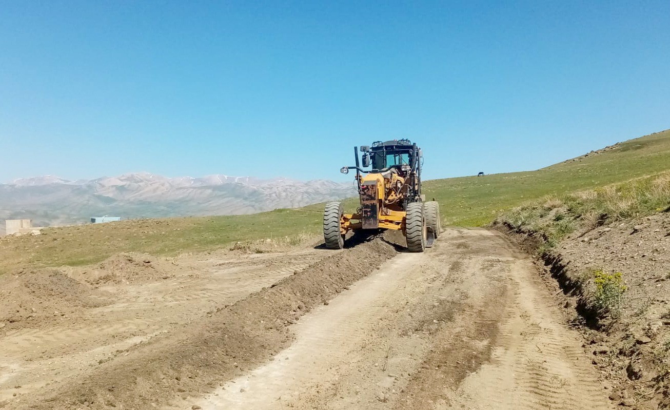 Van Büyükşehir Belediyesinden arazi yolu çalışması