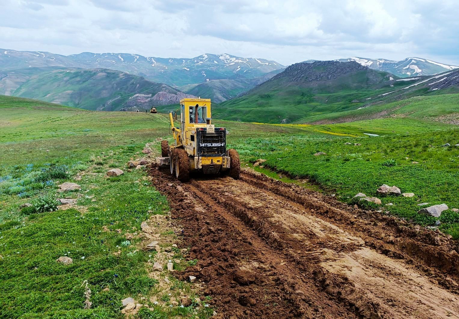 Van Büyükşehir Belediyesinden arazi yolu çalışması