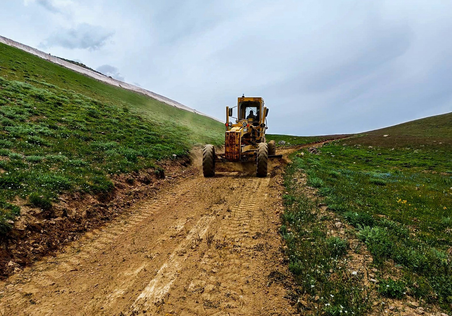 Van Büyükşehir Belediyesinden arazi yolu çalışması