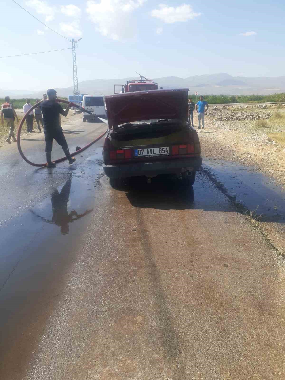 Seyir halindeki otomobil yanarak kullanılamaz hale geldi