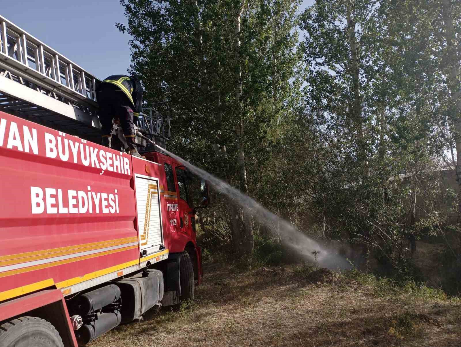 Edremit’te samanlık yangını