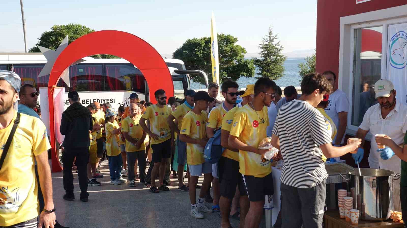 Aktivistlerden Van Gölü Kirlenmesin mavi kalsın Erciş il olsun sloganı