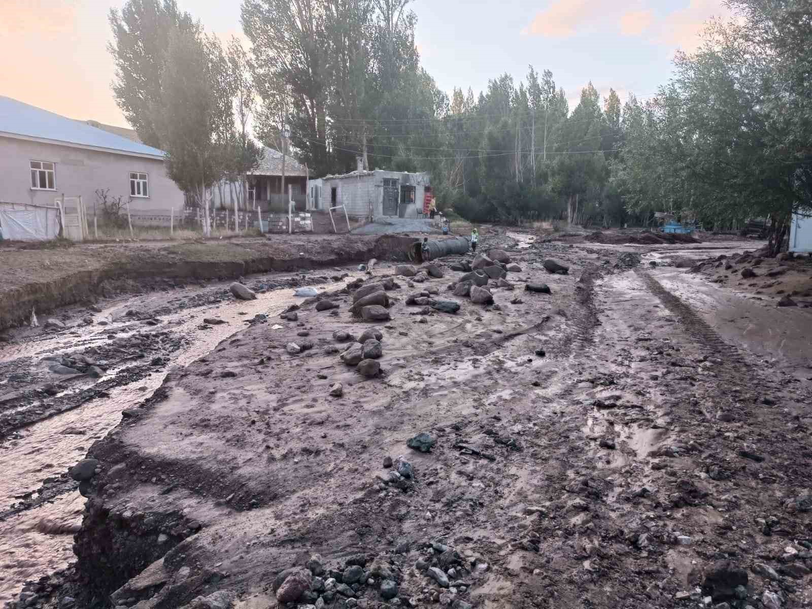 Başkale’de sağanak sele dönüştü, tarım arazileri zarar gördü