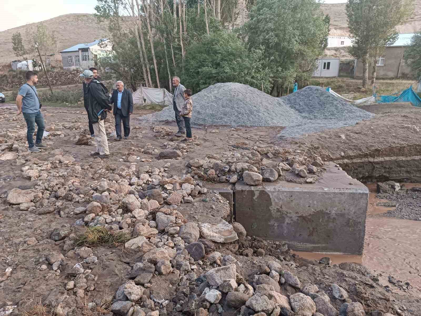 Başkale’de sağanak sele dönüştü, tarım arazileri zarar gördü