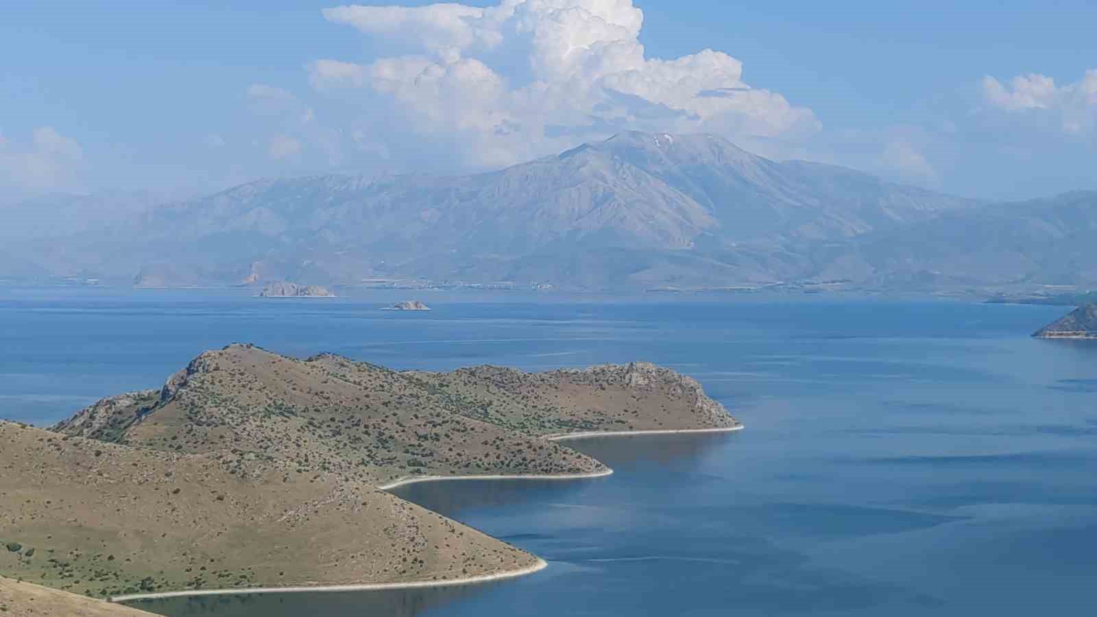 Van Gölü’nün saklı koyları ziyaretçilerini mest ediyor