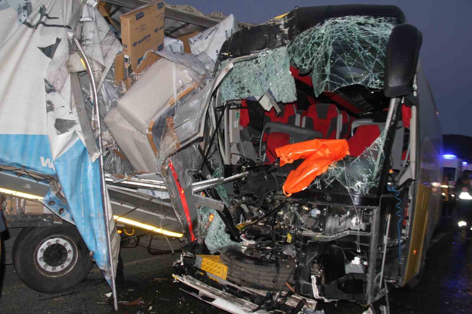 Elazığ’da yolcu otobüsü ile tır çarpıştı: 1 ölü, 32 yaralı