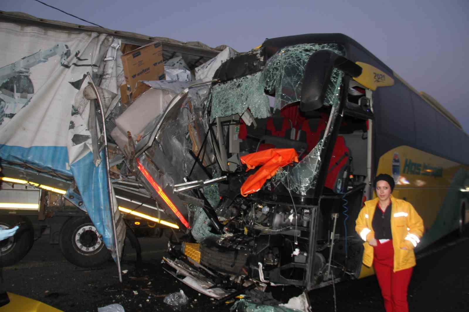 Elazığ’da yolcu otobüsü ile tır çarpıştı: 1 ölü, 32 yaralı