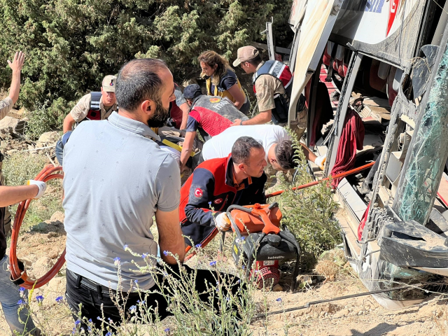 Son Dakika! Kars'ta yolcu otobüsü viyadükten düştü! Ölü ve yaralılar var