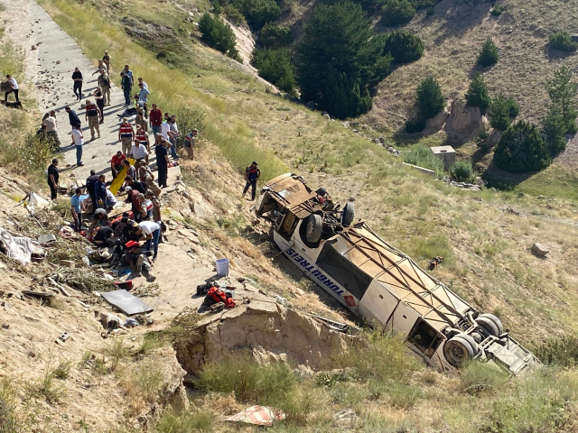 Son Dakika! Kars'ta yolcu otobüsü viyadükten düştü! Ölü ve yaralılar var