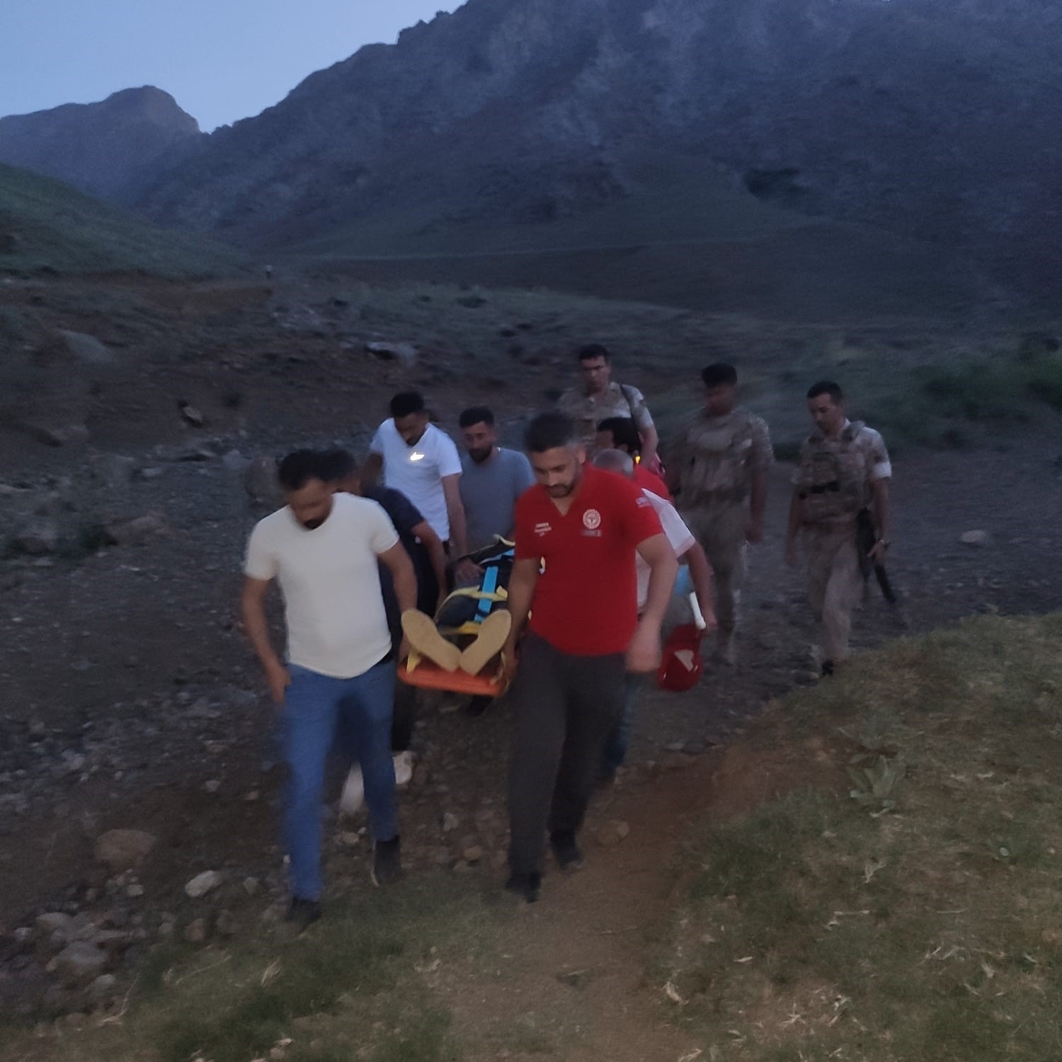 Erek Dağı’nda kayalıklardan düşerek yaralanan kişi kurtarıldı