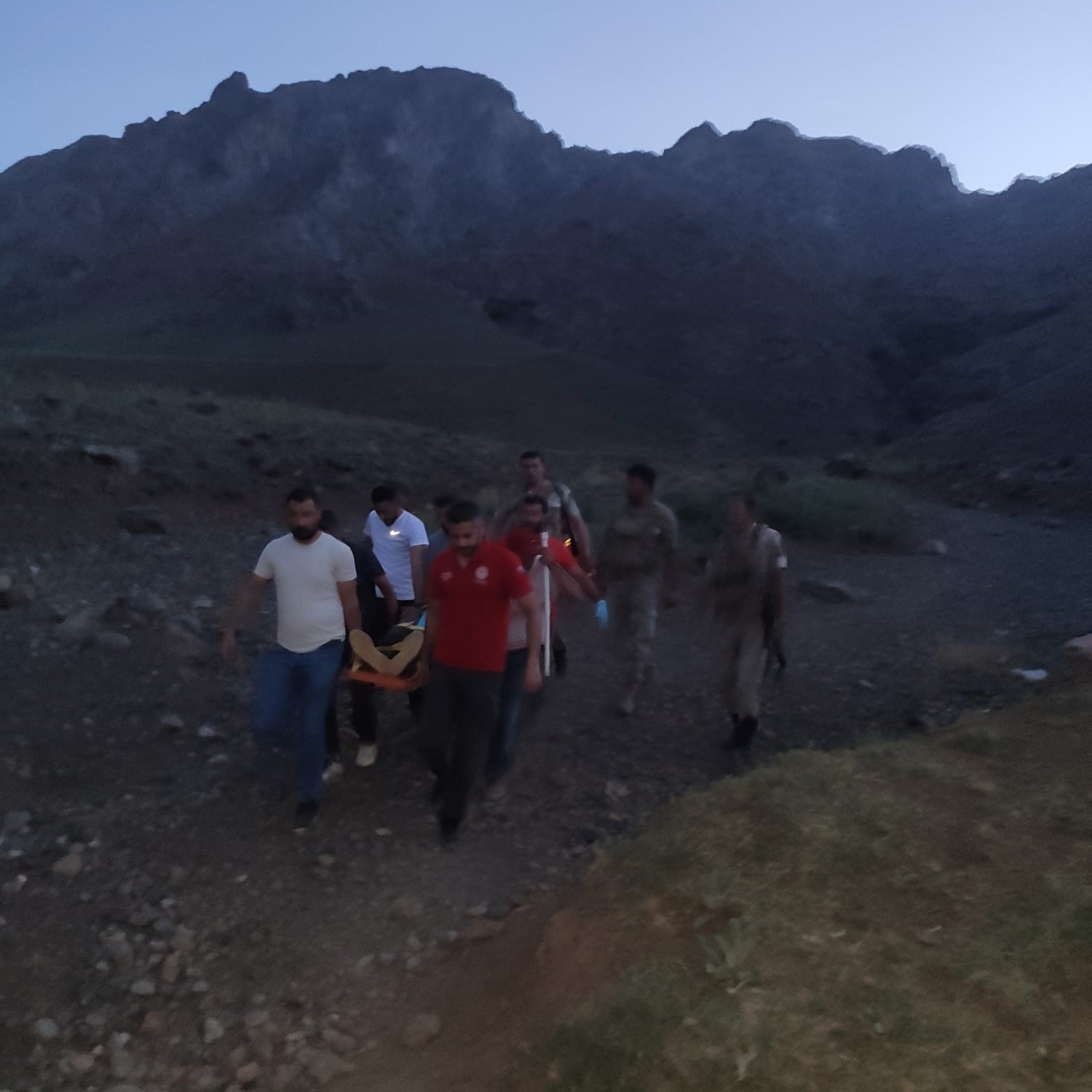 Erek Dağı’nda kayalıklardan düşerek yaralanan kişi kurtarıldı
