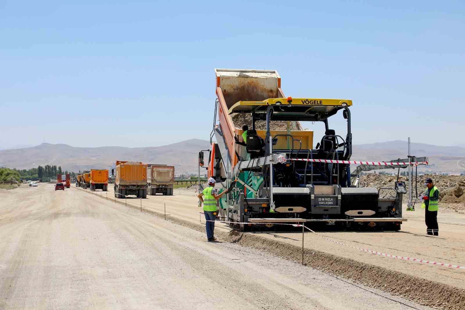 Van Gölü’nün gerdanlığı sahil yolunda hummalı çalışma