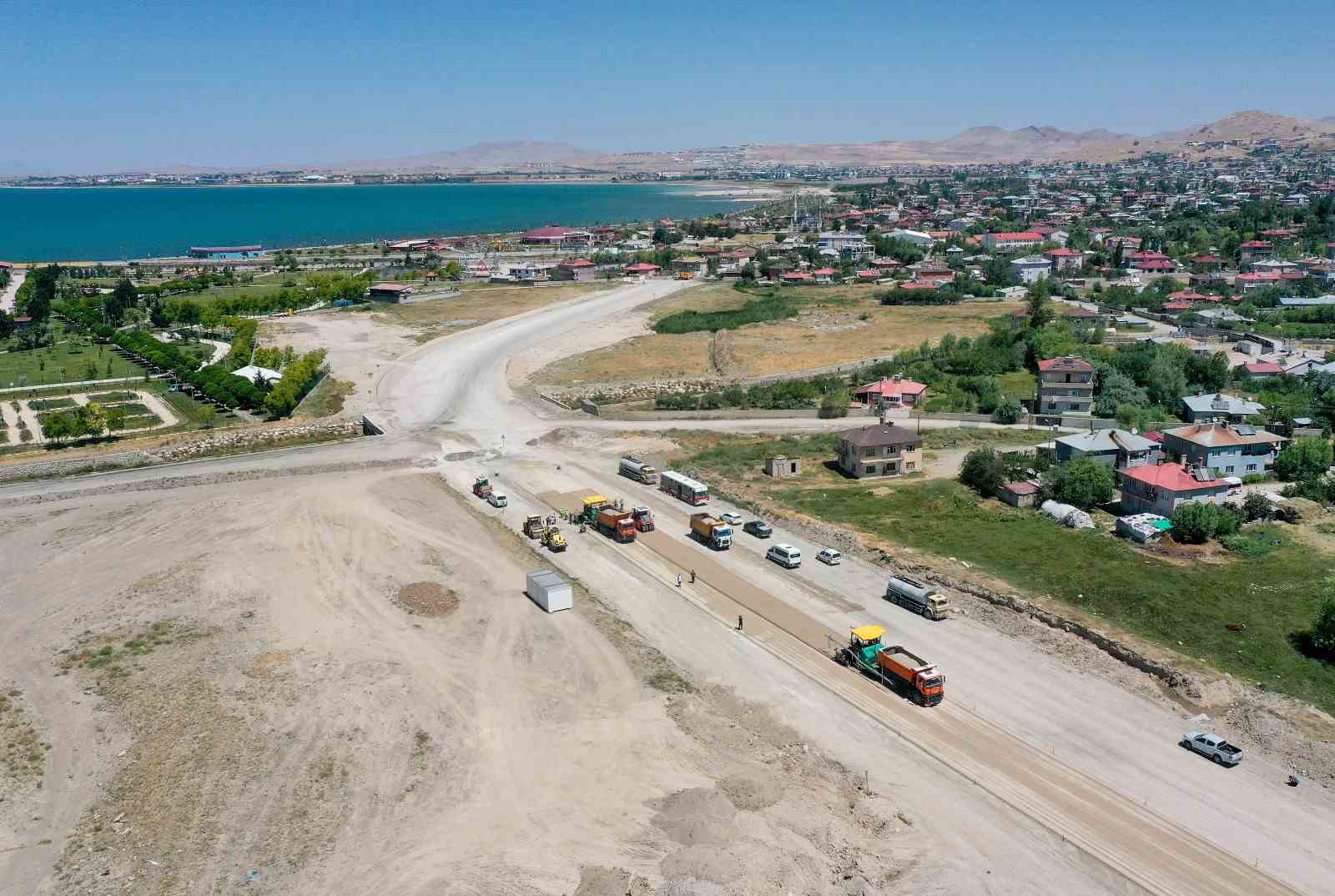 Van Gölü’nün gerdanlığı sahil yolunda hummalı çalışma