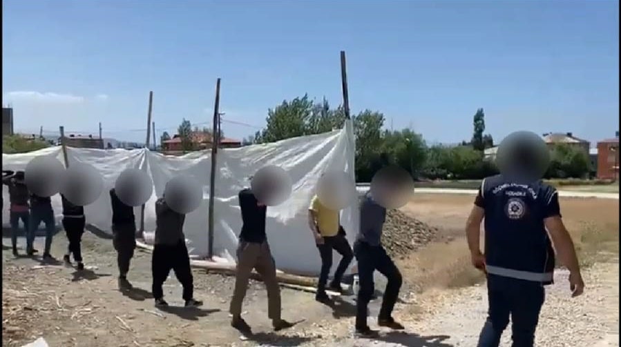 Van’da operasyon: Yer kazılarak yapılan metruk yapıda saklanan düzensiz göçmenler yakalandı