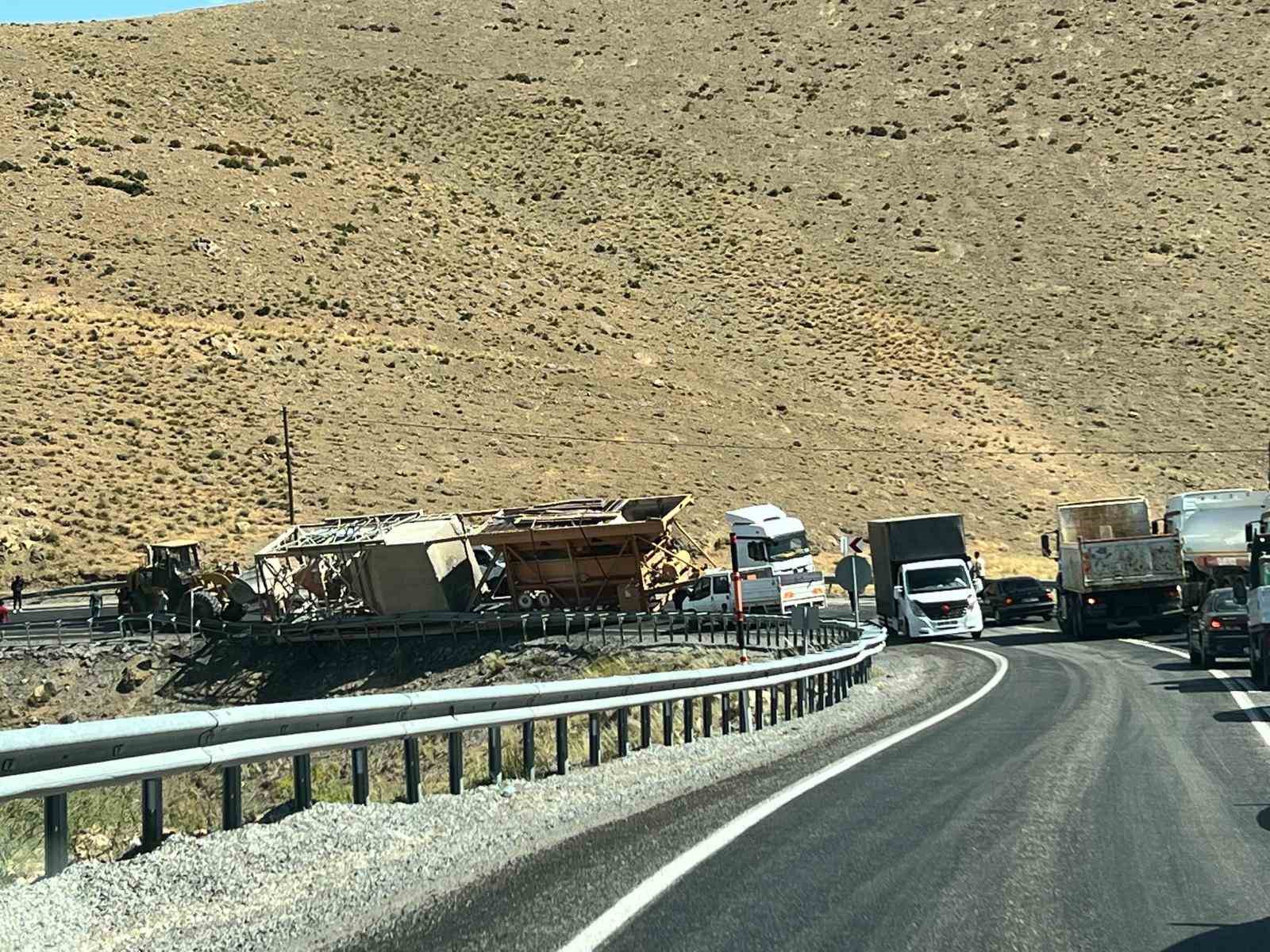 Tıra yüklü malzemeler devrildi: Yol ulaşıma kapandı