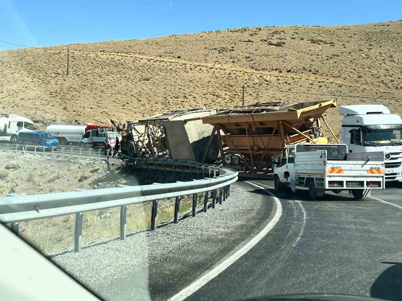 Tıra yüklü malzemeler devrildi: Yol ulaşıma kapandı