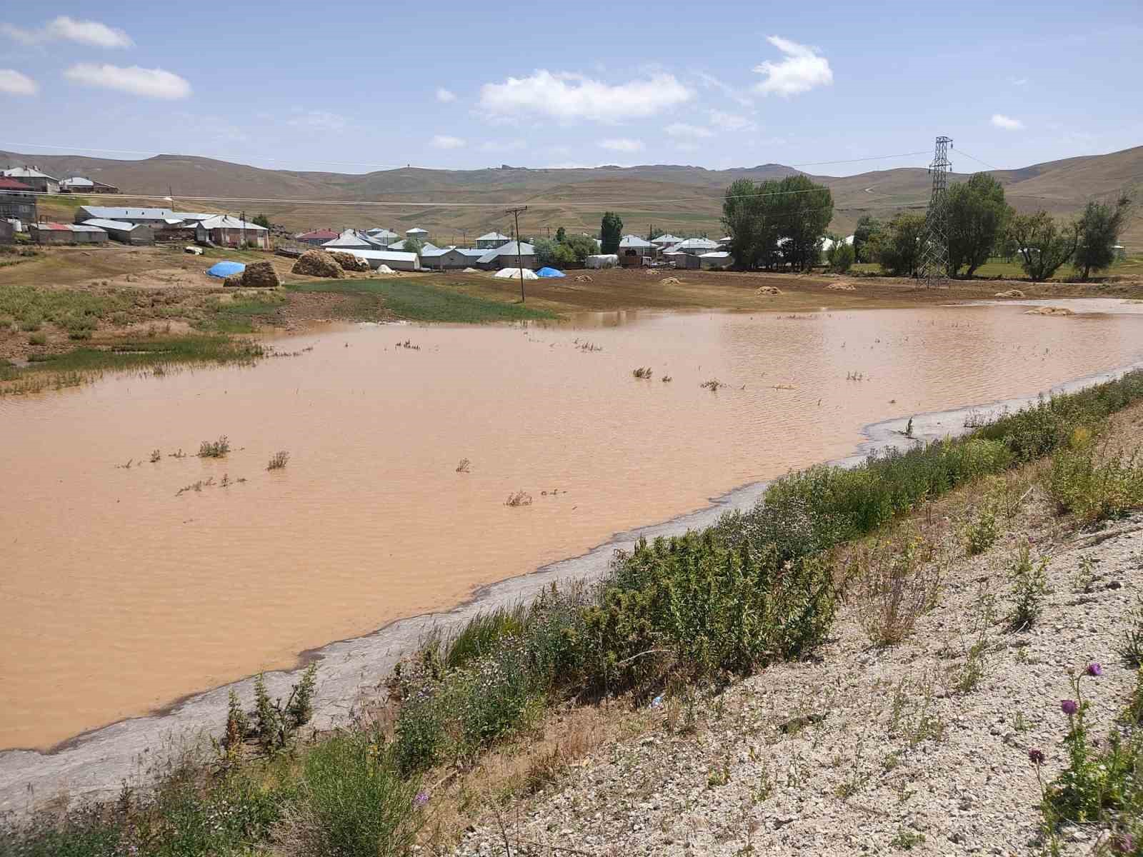 Çaldıran’da sel: Ekili alanlar zarar gördü