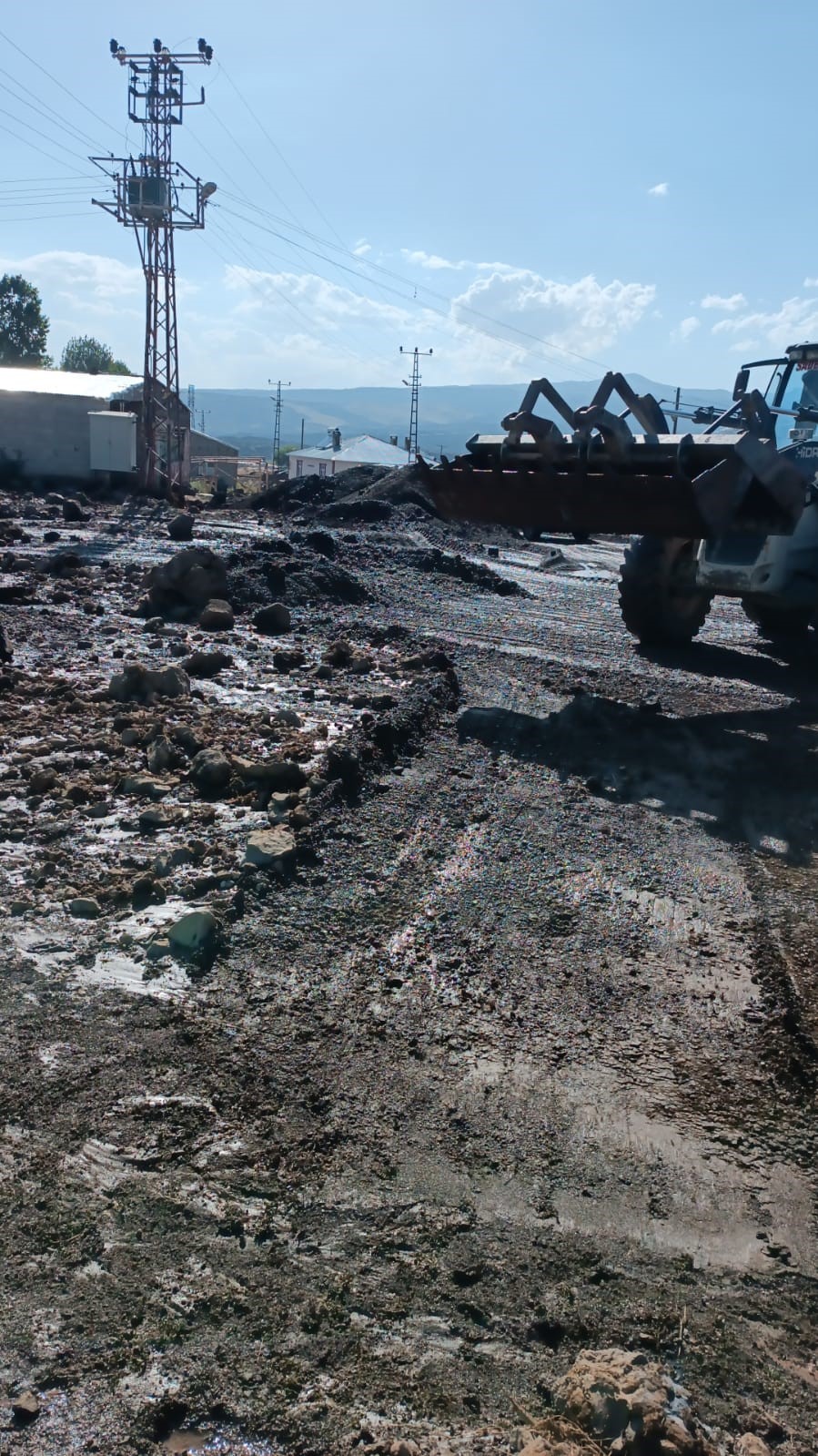 Çaldıran’da sel: Ekili alanlar zarar gördü