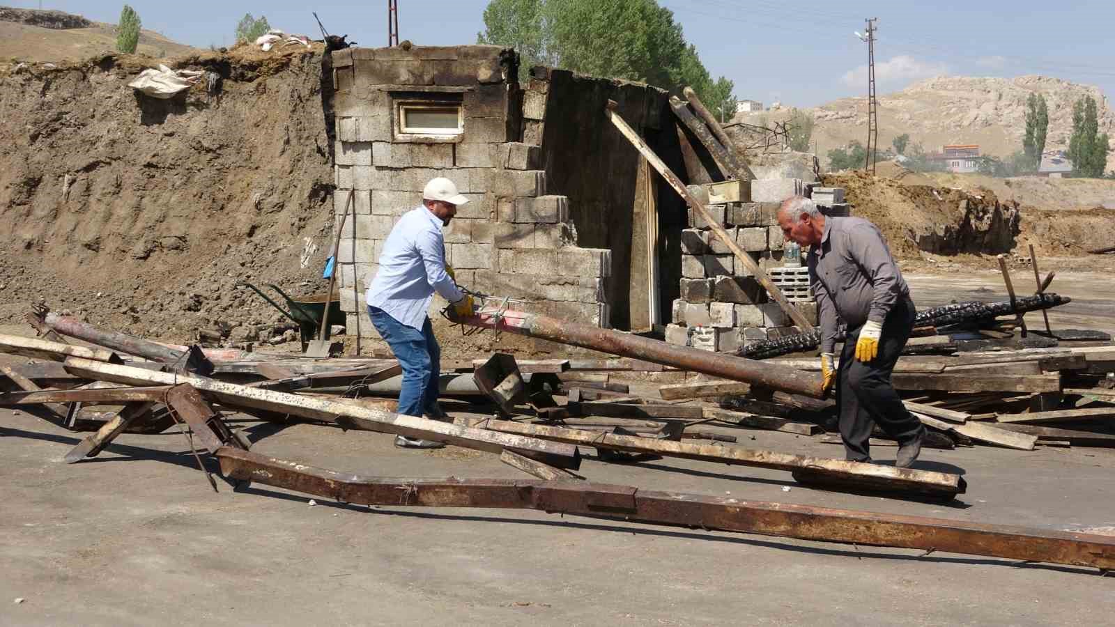 Vanlı esnafın 30 yıllık emeği yangında kül oldu