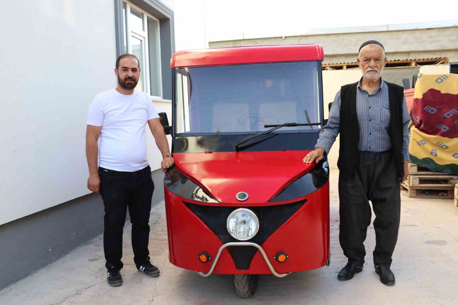 Yürümekte zorlanan anne ve babası için elektrikli araba dizayn etti