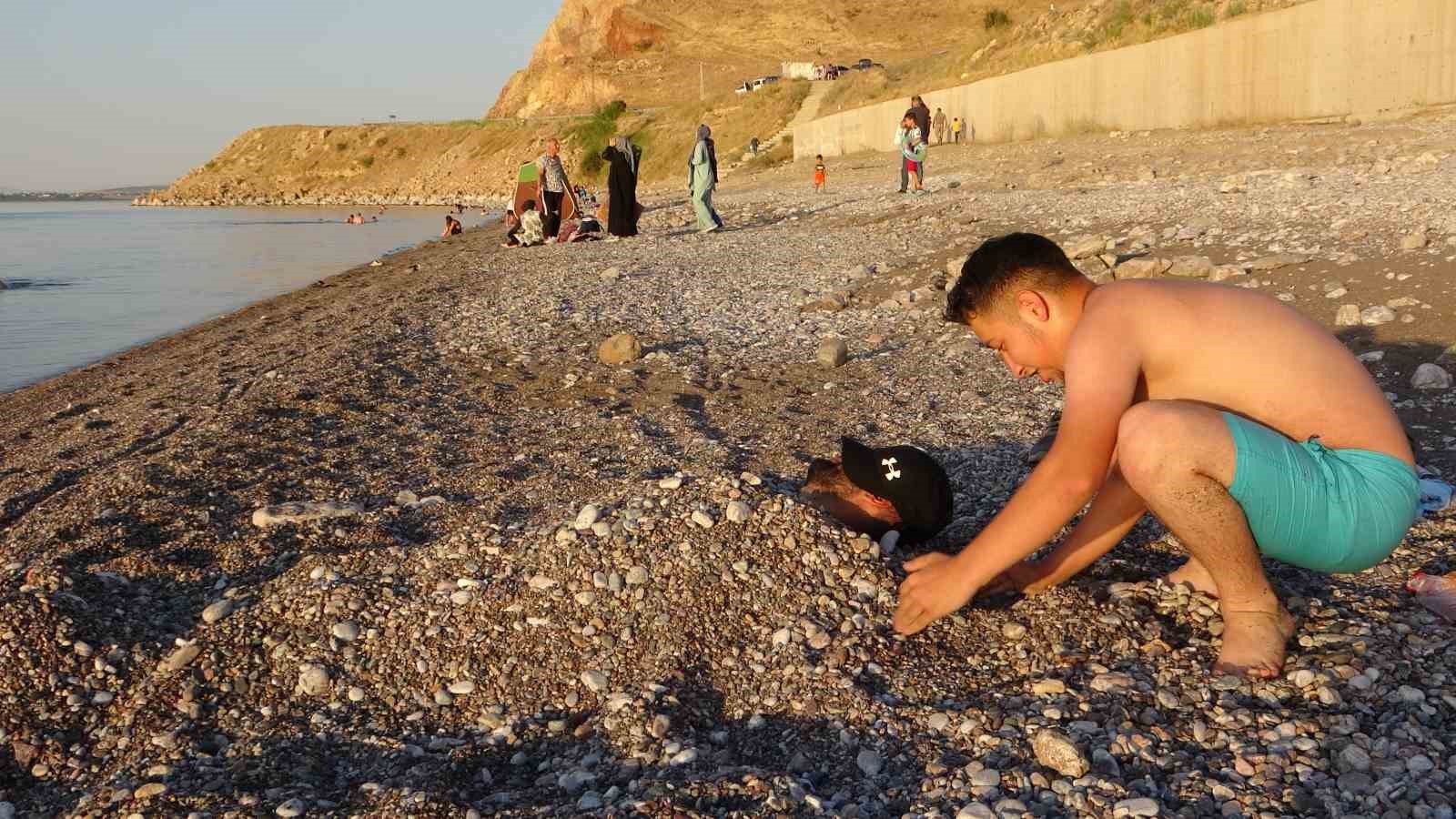 Van Gölü’nde yüzerek serinliyorlar