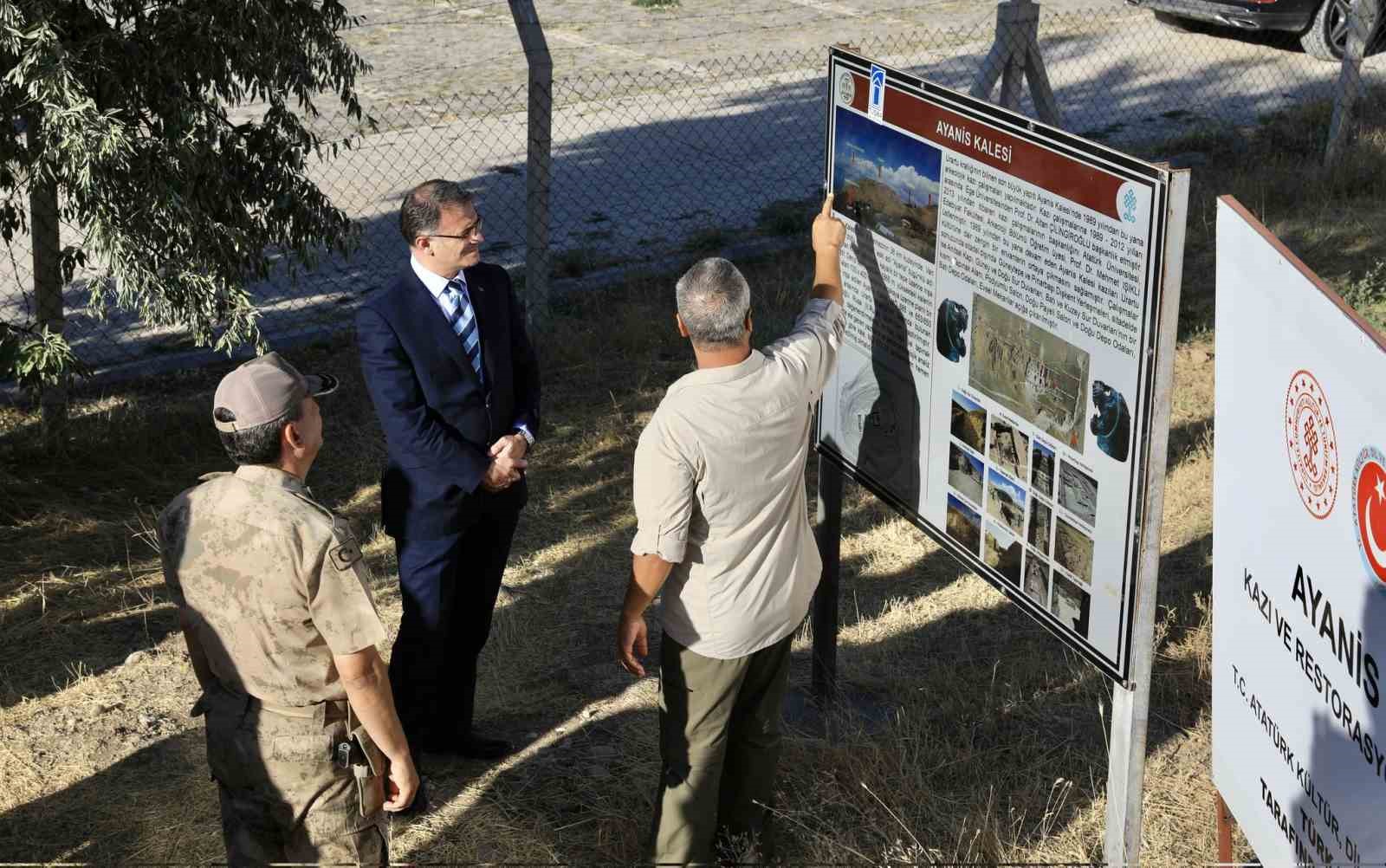 Van Valisi Balcı, Ayanıs Kalesi’ndeki kazıları takip etti