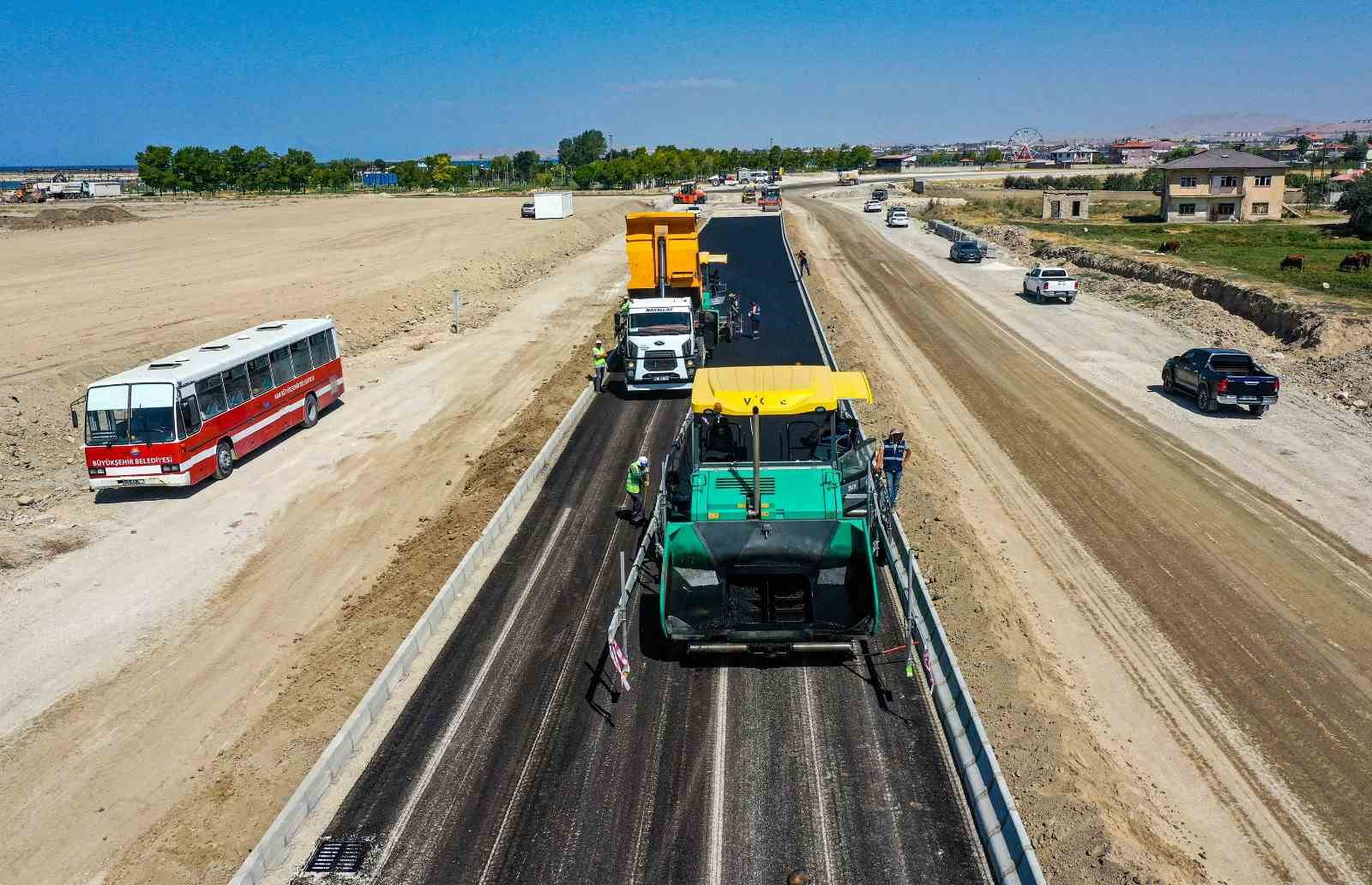 Van sahil yolunda asfalt çalışmaları başladı